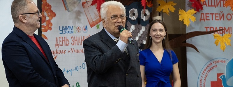 Большой друг НИИ НДХиТ, один из идейных вдохновителей и создателей госпитальной школы «УчимЗнаем» академик Ямбург отмечает 75-летие!
