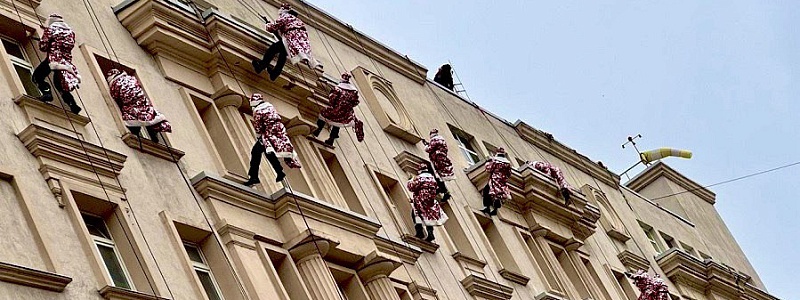 Десант дедов Морозов поздравил маленьких пациентов НИИ с наступающим Новым годом